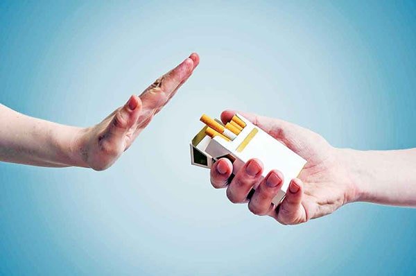 Khói thuốc lá gây nguy hiểm cho cả những người không hút thuốc, ảnh hưởng trực tiếp đến môi trường sống. Khói thuốc lá gây nguy hiểm cho cả những người không hút thuốc, ảnh hưởng trực tiếp đến môi trường sống.