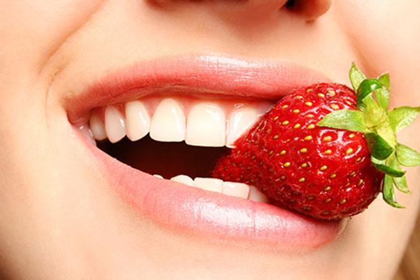 Tăng cường bổ sung vitamin C tốt cho răng tránh bị phai màu