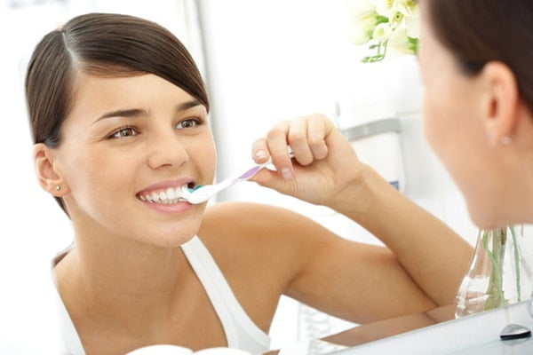 Đánh răng thường xuyên mỗi ngày 2 lần để tránh bị vàng răng