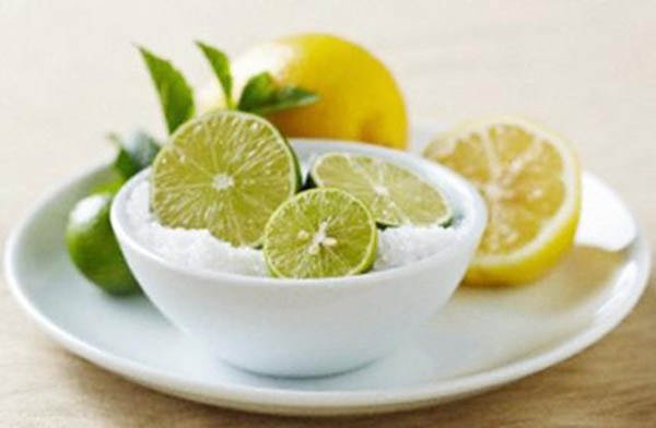 Kết hợp chanh và muối có sức công phá mạnh tới các mảng bám trên răng rất cao
