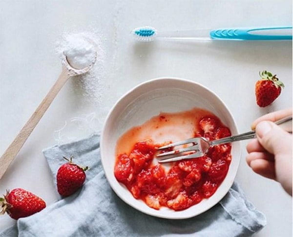 Bạn dùng dâu tây nghiền nát rồi cho thêm một chút bột nở baking soda sẽ tạo thành một thứ kem đánh răng tuyệt hảo