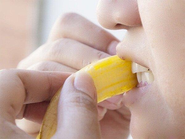 Trong vỏ chuối chứa vitamin D thuộc dòng vitamin giúp răng trắng sáng và chắc khỏe