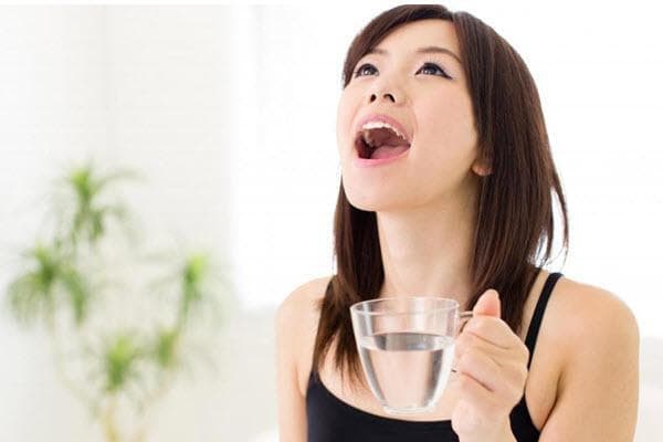 Súc nước miệng bằng muối còn là cách từ chính các bác sĩ nha khoa khuyên dùng