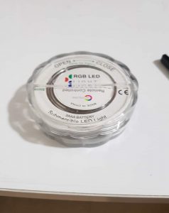 Đèn led tháo ra và cho 3 cục pin vào,giúp tạo màu sác khác nhau cho đèn