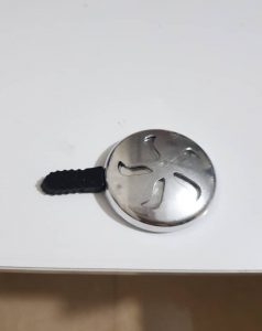 Nắp đậy có thể điều chỉnh khe mở và có tay cầm bằng nhựa tránh bị bỏng
