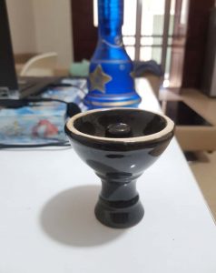 Chén làm bằng sứ,ở giữa miệng chén có núm lồi lên